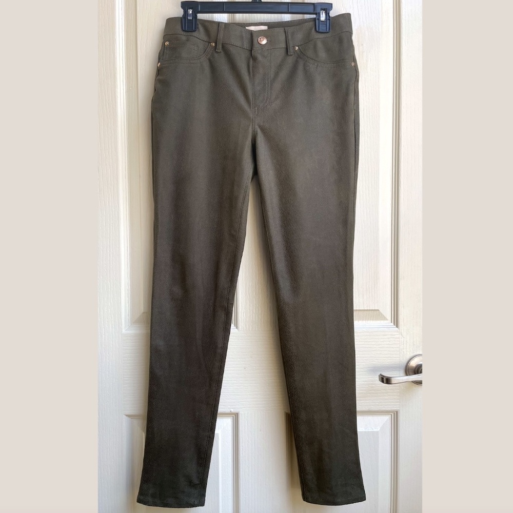 Chico's Slim Cut Ankle Cut Pants in Moss Green Reptile Pattern
